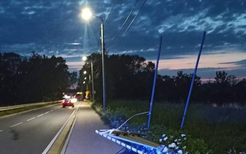 Rowerzysta wjechał w przewrócony znak drogowy