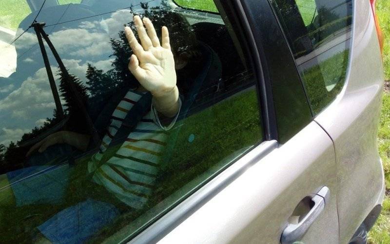 Dzieci zamknięte w nagrzanym samochodzie. Wzorowe działanie świadków