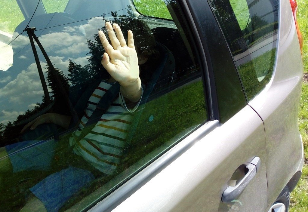 Dzieci zamknięte w nagrzanym samochodzie. Wzorowe działanie świadków