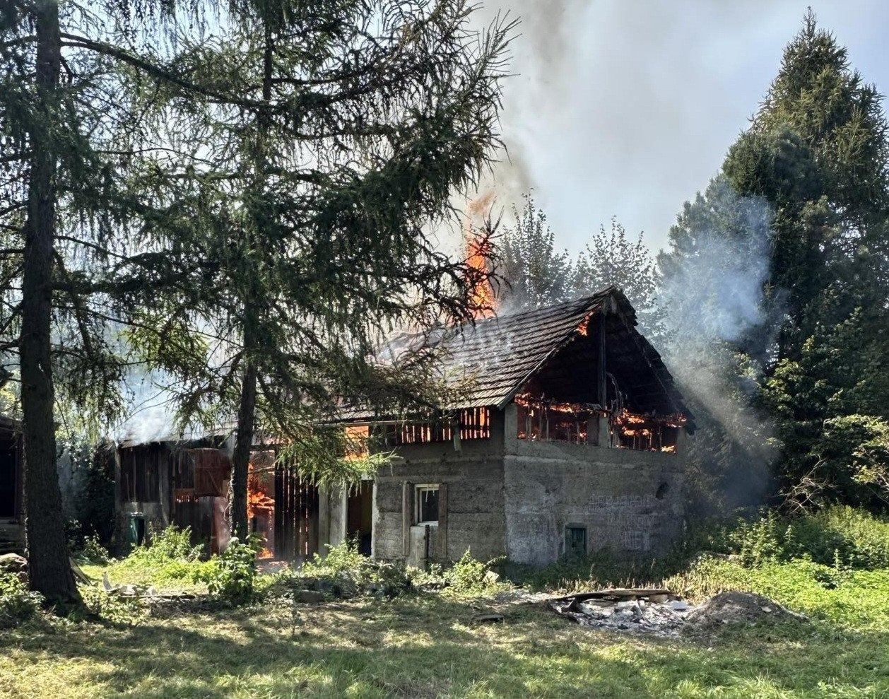 Pożar opuszczonej stodoły w Brzezince – ZDJĘCIA!