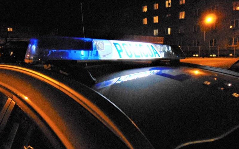 Mężczyzna upojony alkoholem leżał w bieliźnie przy bloku mieszkalnym