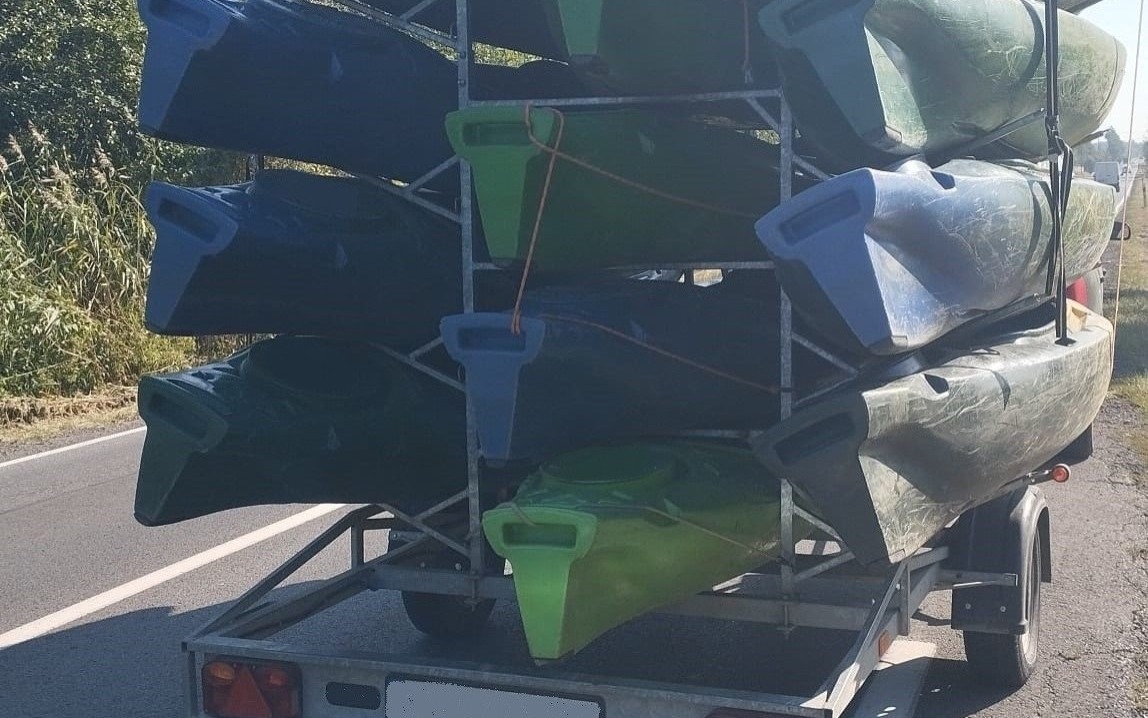 Nie zauważył, że zahaczył rowerzystkę przewożonym na przyczepce kajakiem