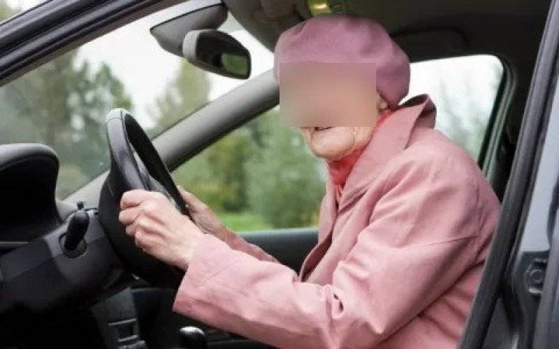 Policjanci przerwali pijany rajd 70 – latki. Kobieta miała 2 promile alkoholu