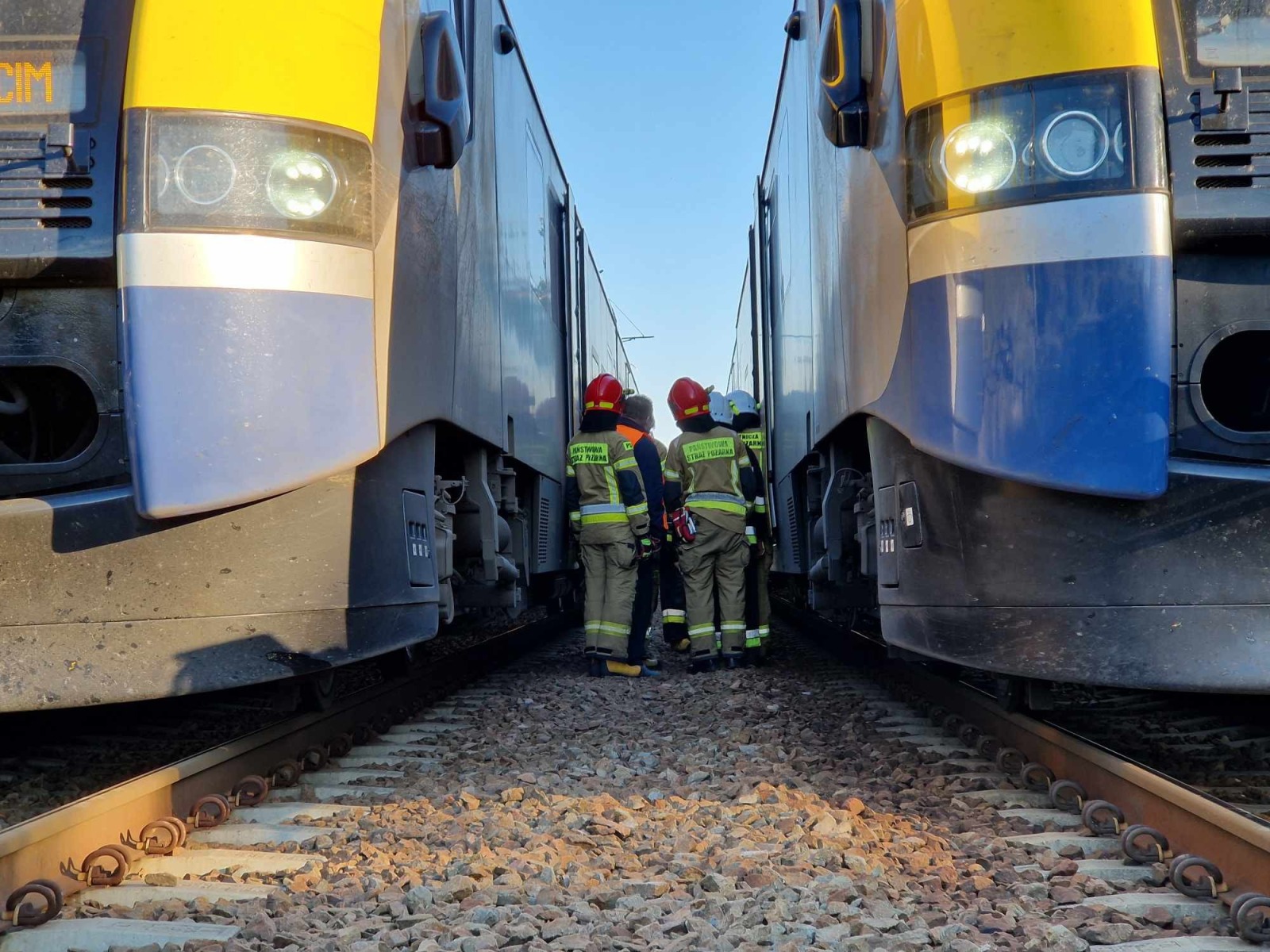 Samochód osobowy wjechał w pociąg pasażerski – ZDJĘCIA, FILM!
