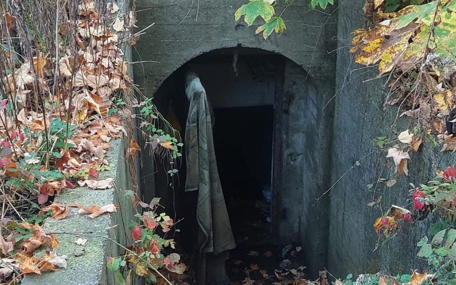 W bunkrze z czasów II wojny światowej, policjanci odnaleźli rannego bezdomnego