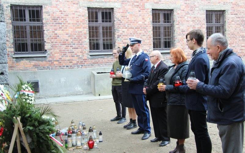 Oddali hołd ofiarom byłego niemieckiego nazistowskiego obozu koncentracyjnego i zagłady KL Auschwitz – Birkenau