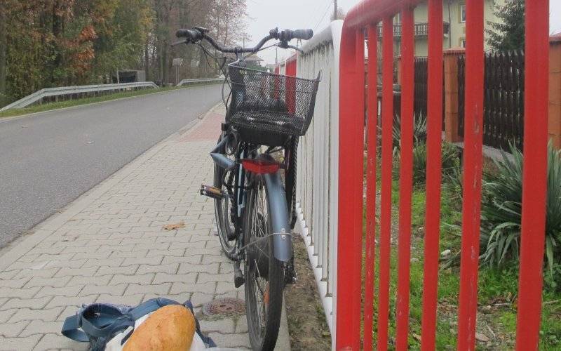 Potrącenie rowerzystki przez samochód osobowy. Kobieta doznała poważnych obrażeń
