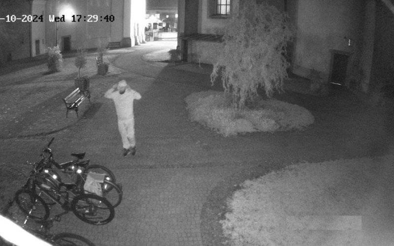 Policjanci z Komisariatu Policji w Kętach poszukują sprawcy kradzieży roweru