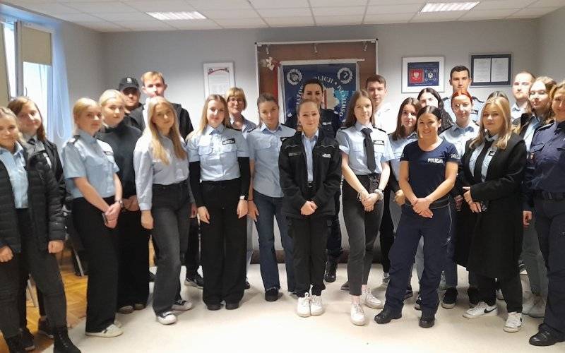 Uczniowie klasy policyjnej zapoznawali się zasadami bezpieczeństwa i służbą w Policji – FOTO!