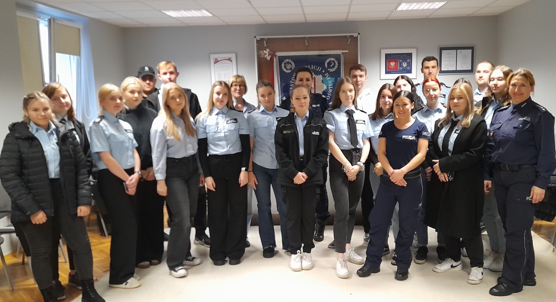 Uczniowie klasy policyjnej zapoznawali się zasadami bezpieczeństwa i służbą w Policji – FOTO!