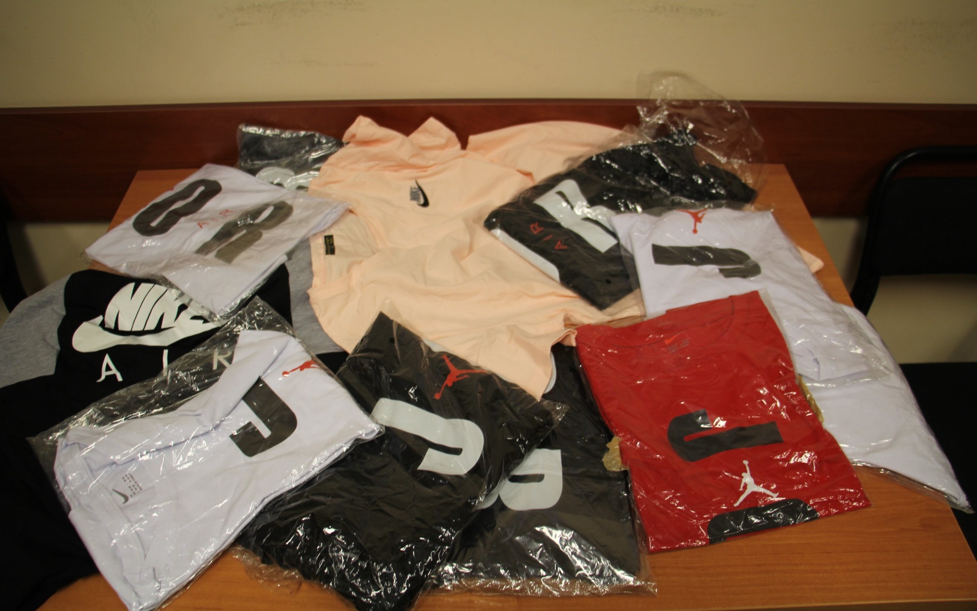 Kobieta handlowała przez Internet odzieżą, obuwiem, torebkami i zegarkami z podrobionymi znakami towarowymi znanych światowych marek – FOTO!