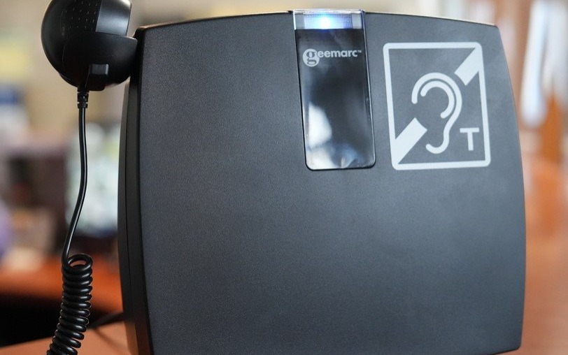 Dostępność Policji dla osób ze szczególnymi potrzebami. Pętla indukcyjna w oświęcimskiej komendzie Policji