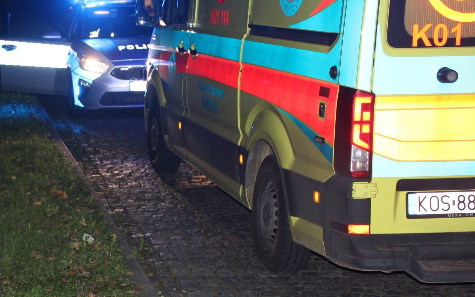 Policjanci i strażacy w nocnej akcji ratowania życia 41-letniej mieszkanki Oświęcimia