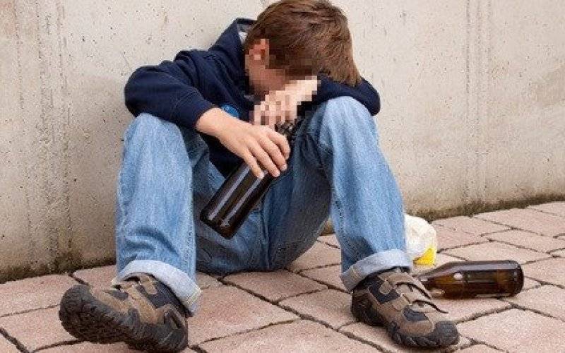 Dwaj uczniowie pod wpływem alkoholu na szkolnej dyskotece