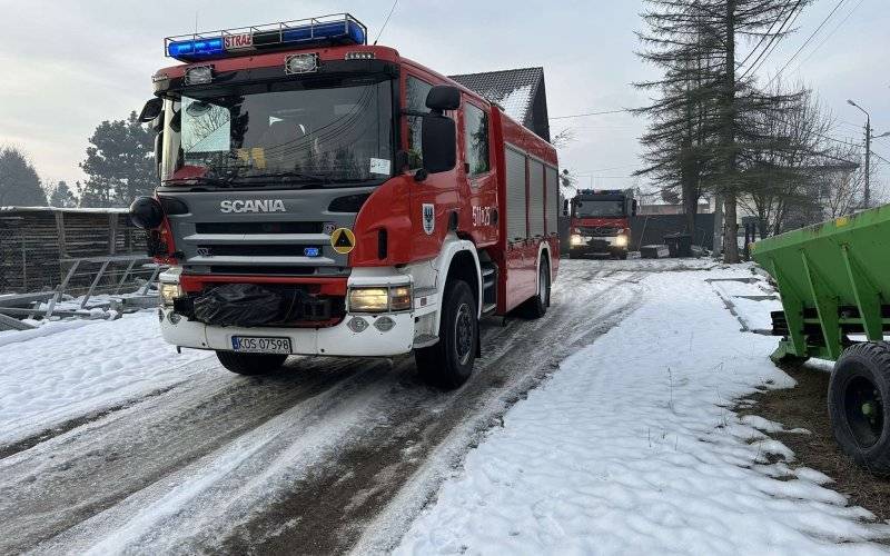 Podejrzenie rozpylenia nieznanej substancji w domu – interwencja straży pożarnej i policji