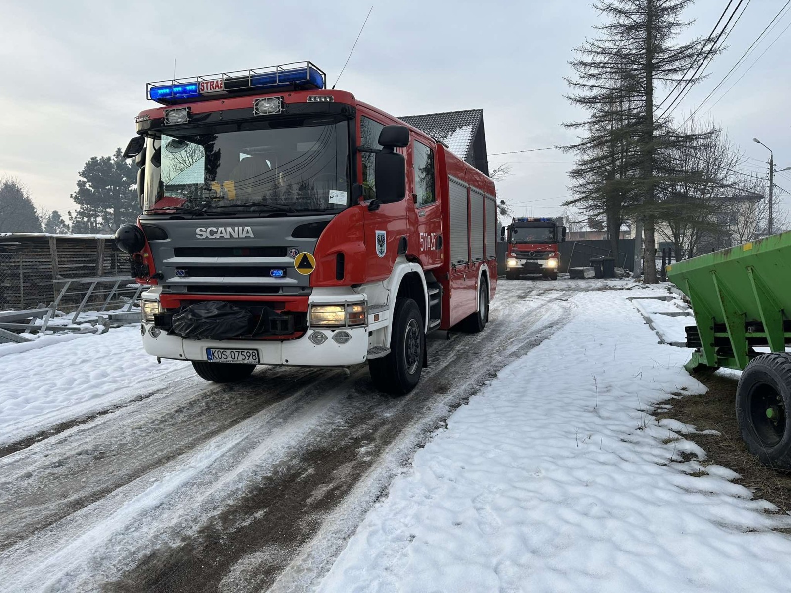 Podejrzenie rozpylenia nieznanej substancji w domu – interwencja straży pożarnej i policji