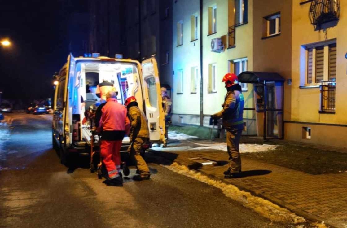 Siłowe wejście do mieszkania. Seniorka potrzebowała pilnej pomocy medycznej – FOTO!