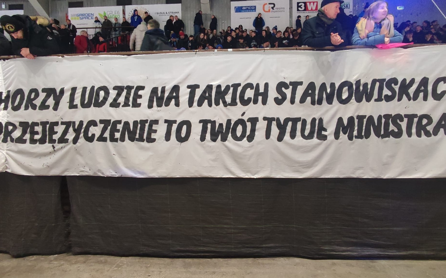 Kibice Unii Oświęcim kontra Barbara Nowacka – mocny transparent na meczu hokejowe ekstraligi w Oświęcimiu