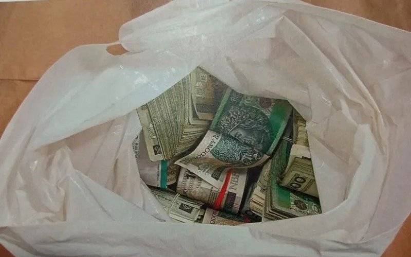 Spakowała 40 000 złotych i zostawiła na ogrodzeniu