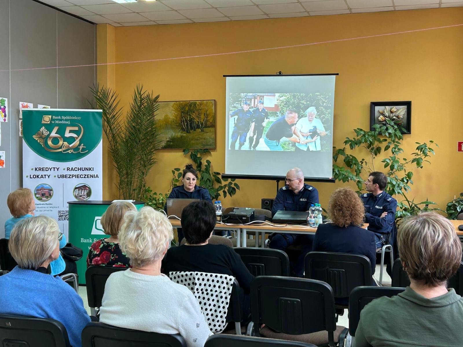 „Senior bezpieczny w sieci”. Policjanci i bankowcy na rzecz bezpieczeństwa seniorów