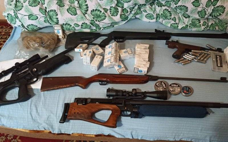 Policjanci grupy Speed u kierowcy zabezpieczyli arsenał wiatrówek