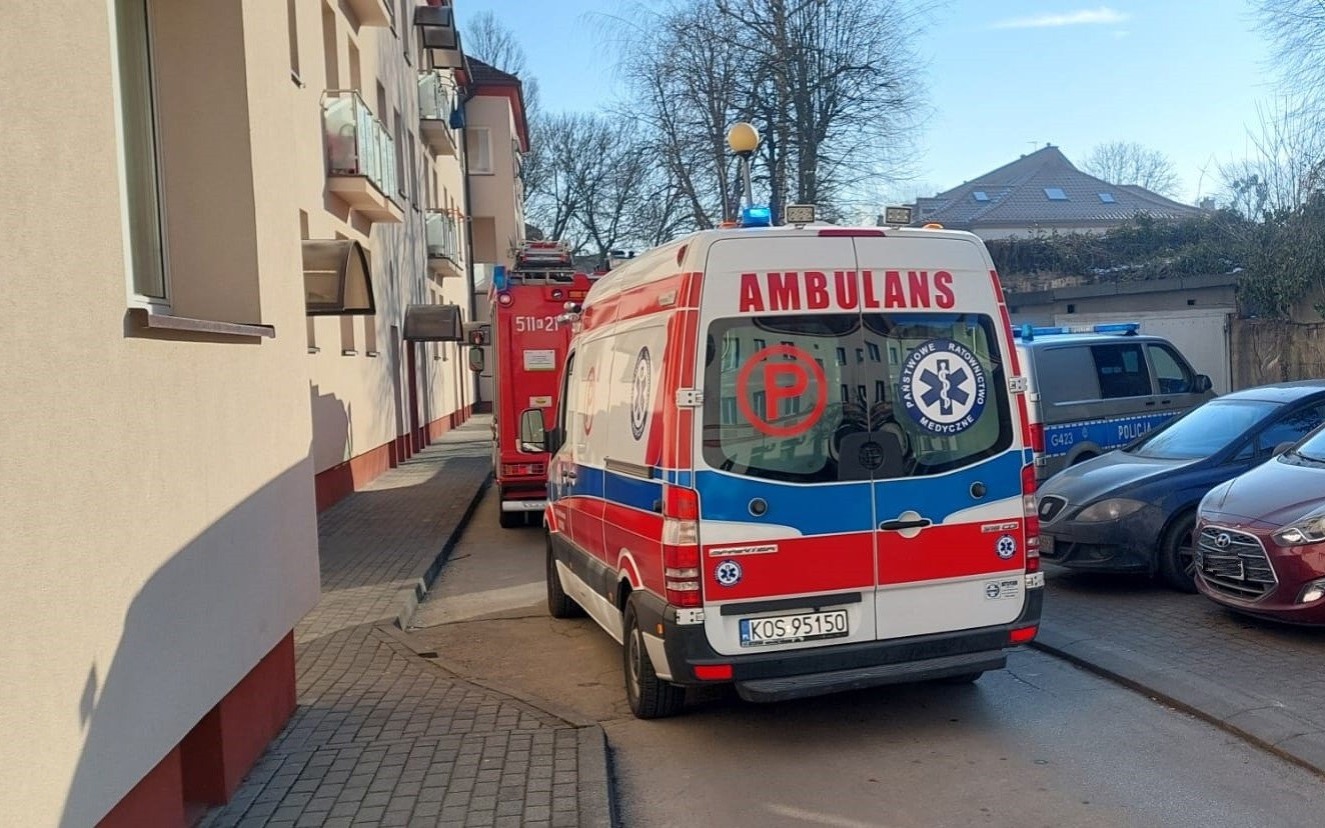 Seniorka potrzebowała pomocy po upadku w mieszkaniu – interweniowały służby ratunkowe”