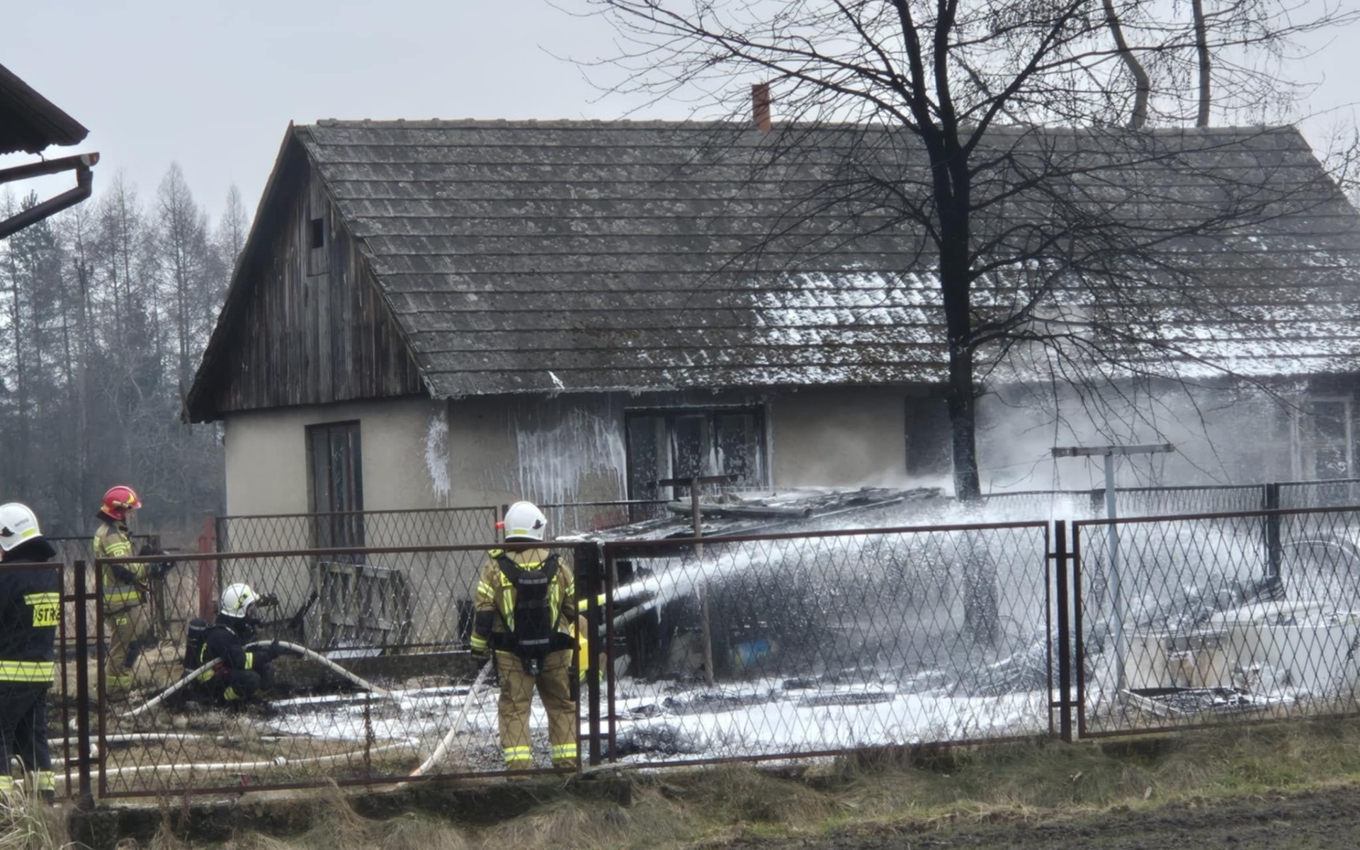 Pożar opon przy budynku gospodarczym w Brzeszczach – szybka interwencja służb ratunkowych
