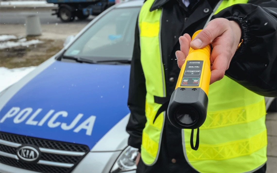 Nietrzeźwi kierowcy i złamane zakazy – działania policji w regionie