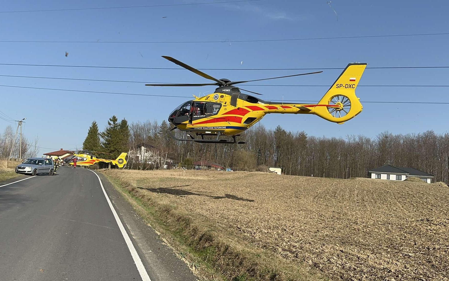 Samochód osobowy uderzył w drzewo. Trzy osoby ranne. Na miejscu dwa śmigłowce LPR – FILM, FOTO!