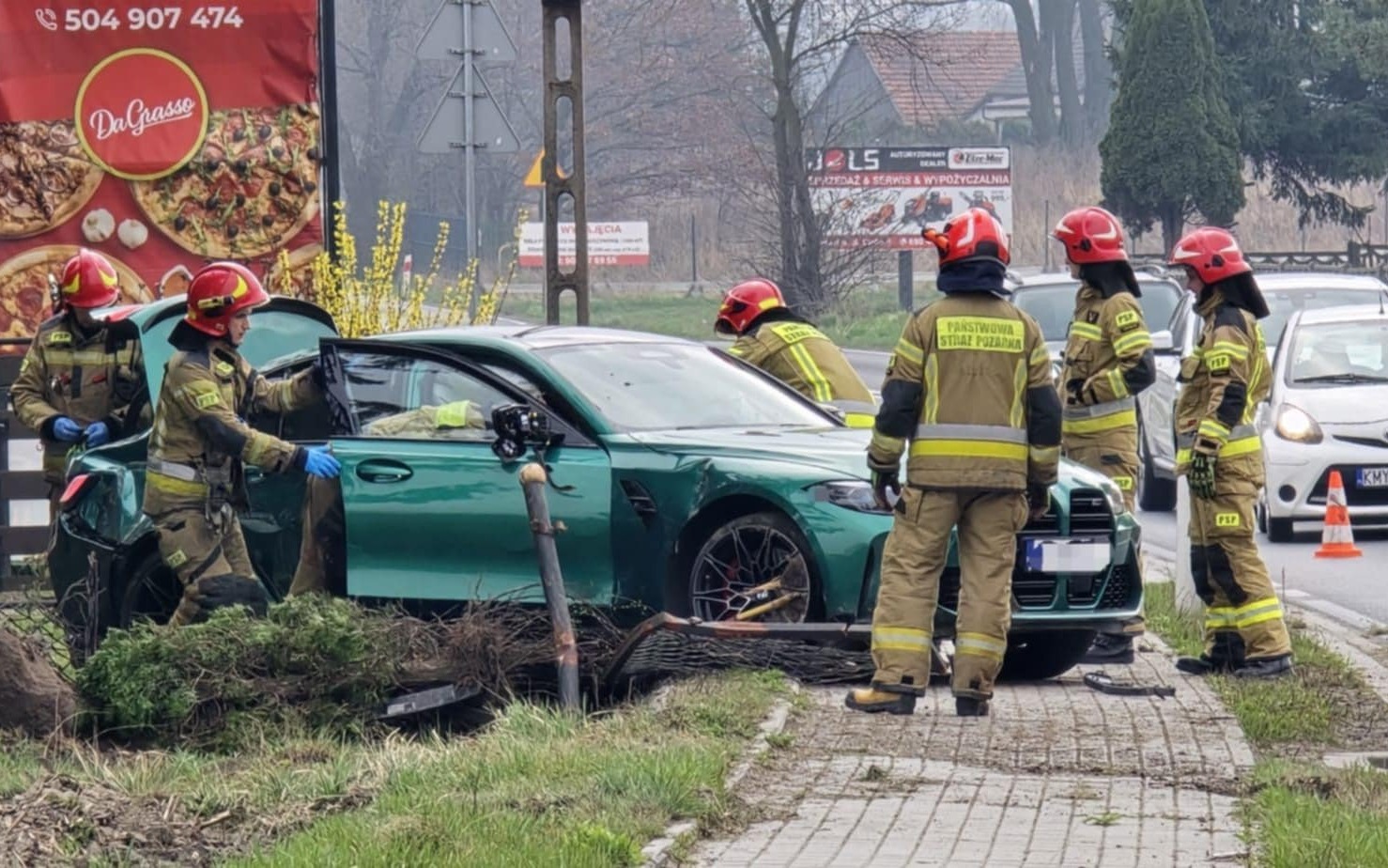 Samochód osobowy wypadł z jezdni. Policjanci apelują – „Zwolnij, bo się przejedziesz”!
