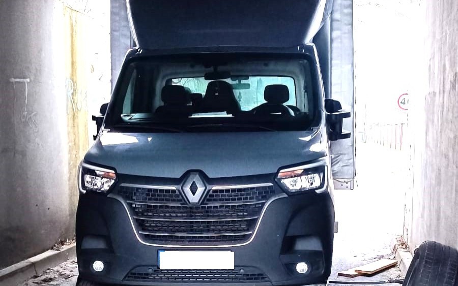 Dostawczak utknął pod wiaduktem, konieczne było odkręcenie kół do jego ewakuacji