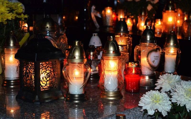 Nowoczesne i trwałe dekoracje nagrobne – jak wybrać najlepsze rozwiązania?