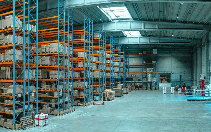Barierki ochronne – kluczowy element zabezpieczeń w zakładach pracy