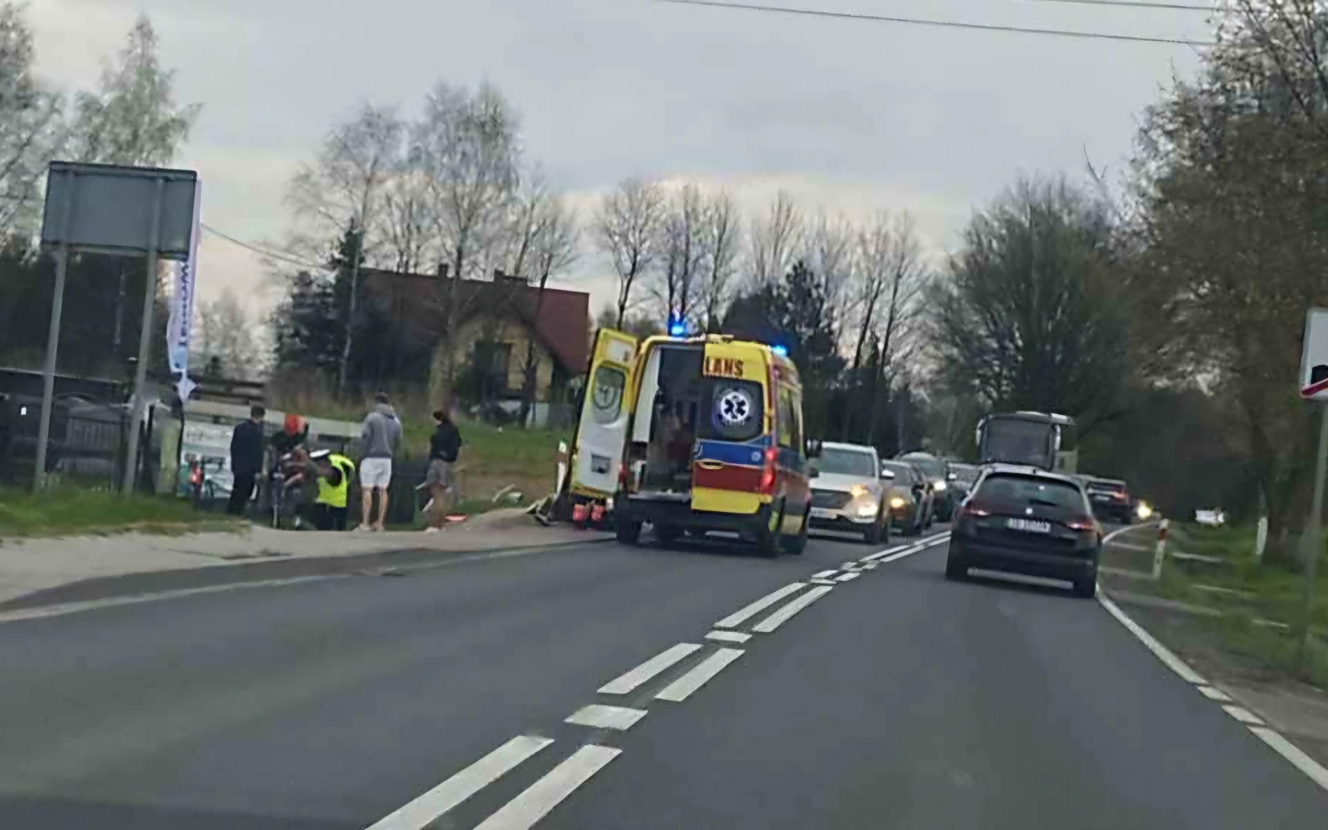 Włosienica. Potrącenie rowerzysty przez samochód osobowy