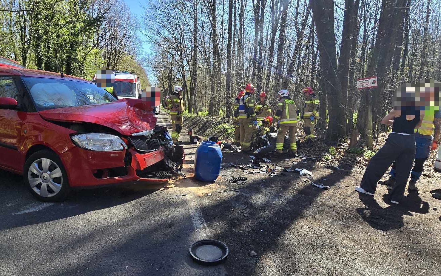 Wypadek drogowy w Jawiszowicach. Zderzenie samochodu z motocyklistą – ZDJĘCIA!