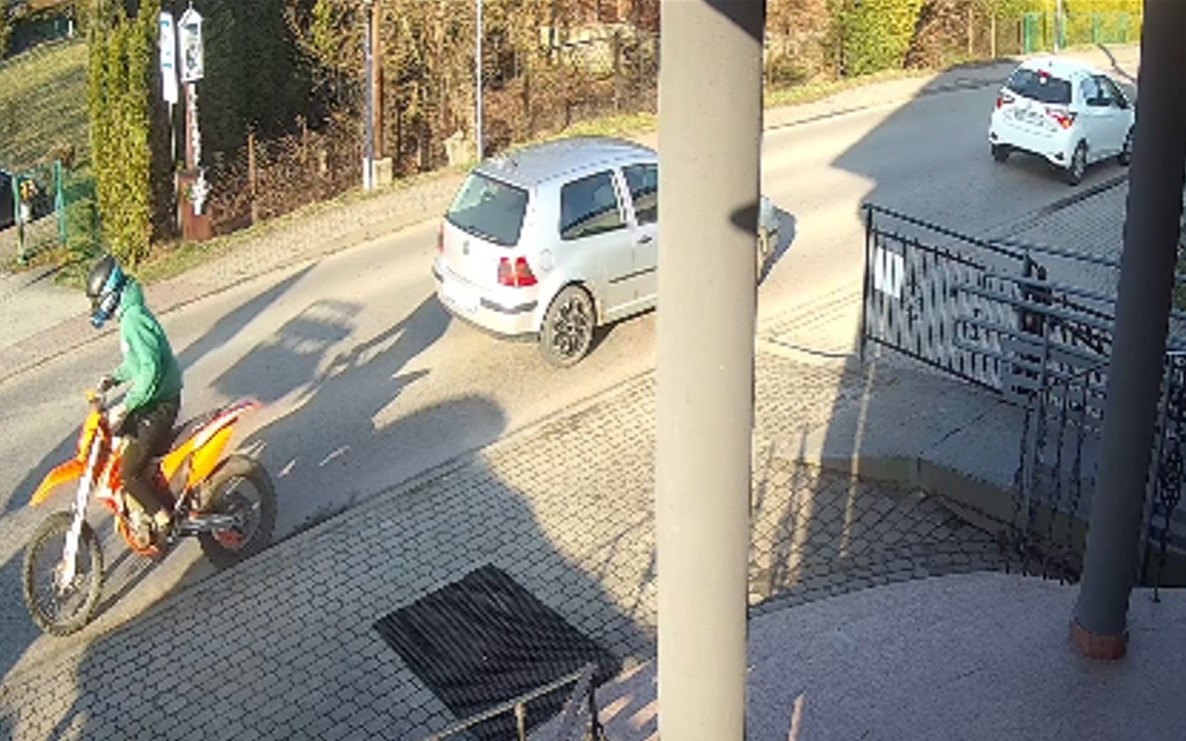 Poszukiwany motocyklista, który odjechał z miejsca kolizji drogowej. Rozpoznajesz go powiadom Policję