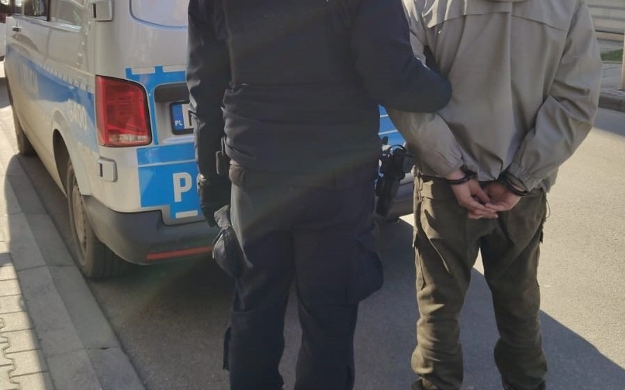 Policjanci namierzyli trzech złodziei oraz dwóch poszukiwanych