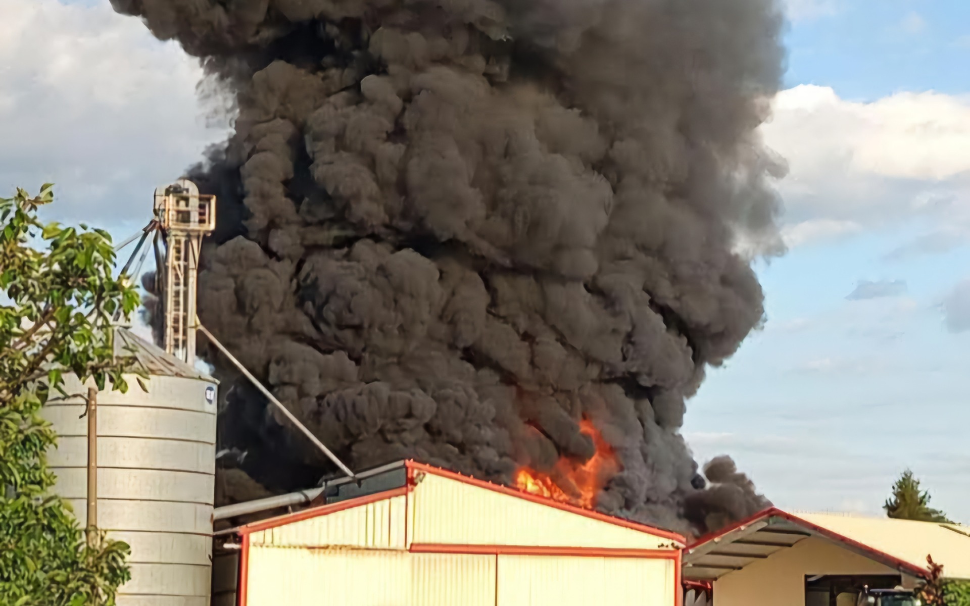 GRABOSZYCE: Ogromny pożar budynku gospodarczego. Trwa walka z ogniem – FILM, FOTO!
