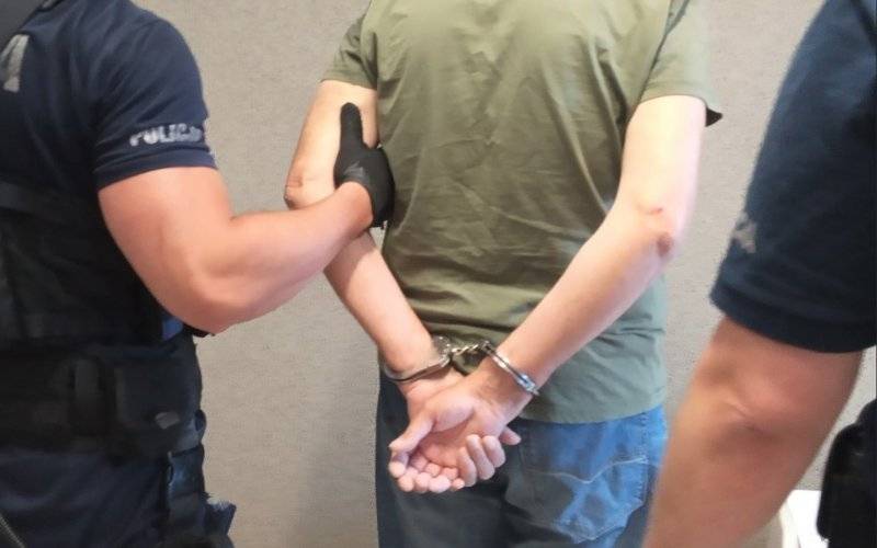 Nakaz opuszczenia miejsca zamieszkania dla syna podejrzanego o znęcanie nad matką