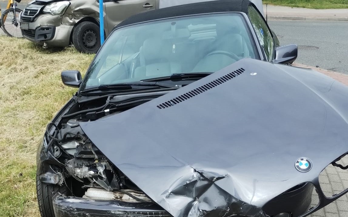 Kolizja drogowa z udziałem trzech pojazdów