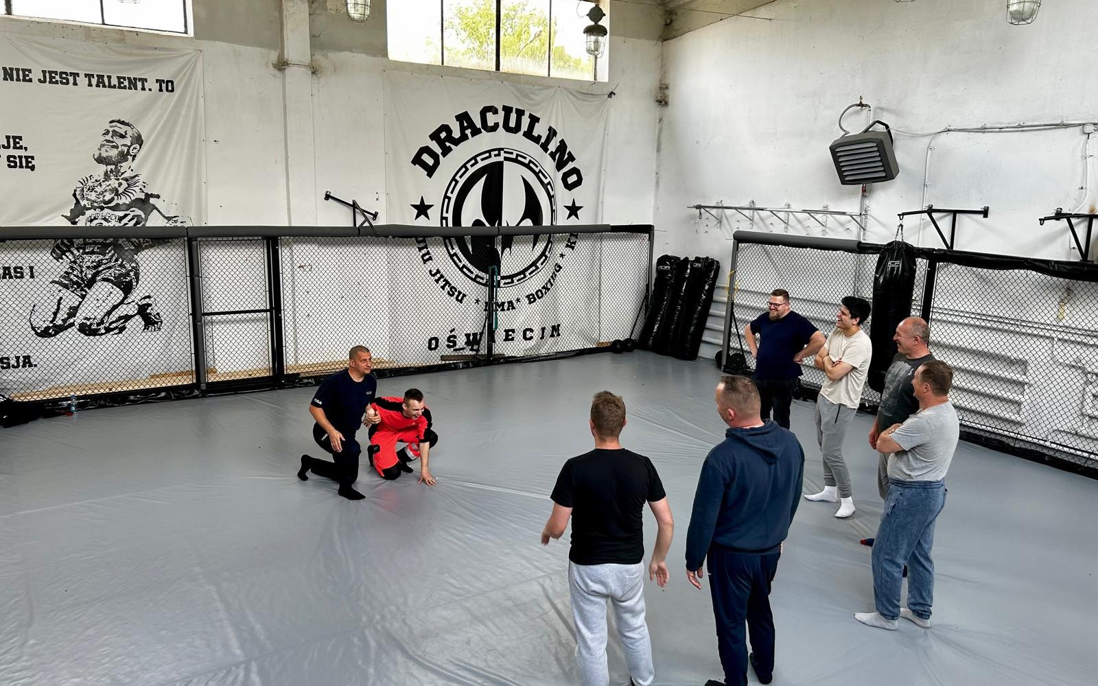 Oświęcimscy policjanci szkolą ratowników medycznych z samoobrony – FOTO!