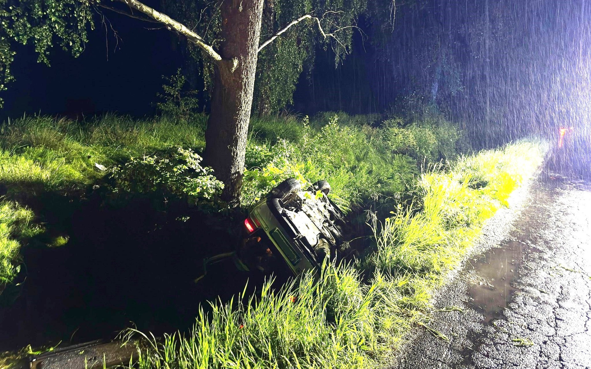 Dachowanie samochodu osobowego. Trzy nastolatki ranne