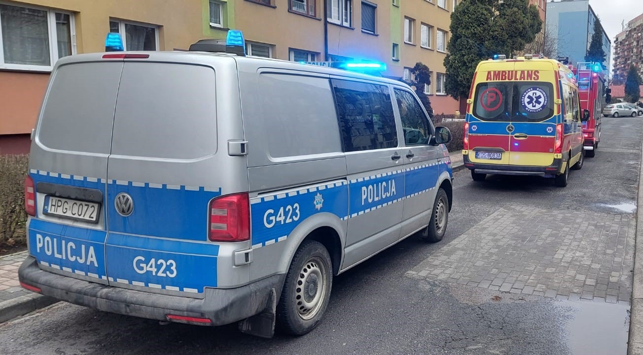 Dzielnicowi siłowo weszli do mieszkania. Senior pilnie potrzebował pomocy medycznej.