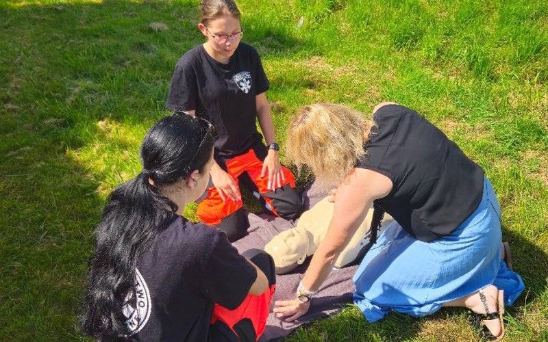 Bezpieczne wakacje” – wspólna akcja policjantów i uczennic z Brzeszcz