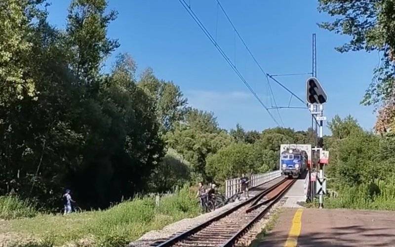 O krok od tragedii na moście kolejowym w Kętach – FILM!