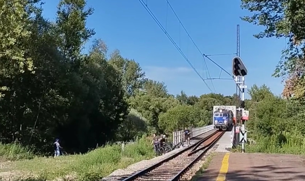 O krok od tragedii na moście kolejowym w Kętach – FILM!
