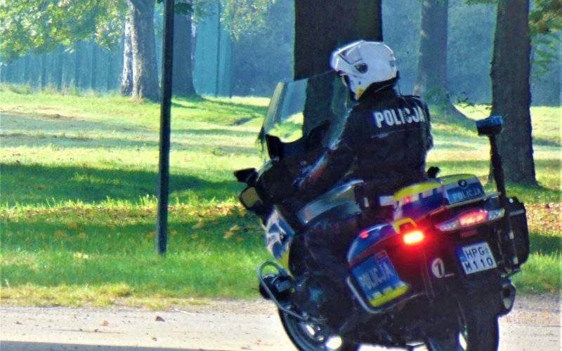 Kierowca skutera chcąc uniknąć kontroli drogowej najechał na nogę policjanta