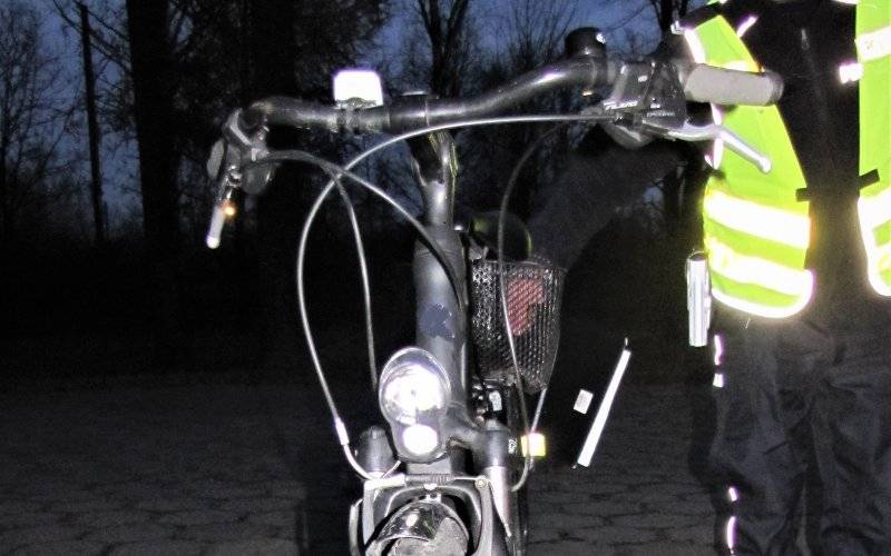 Pijana jazda na rowerze zakończyła się upadkiem. Wzorowe zachowanie świadka zdarzenia