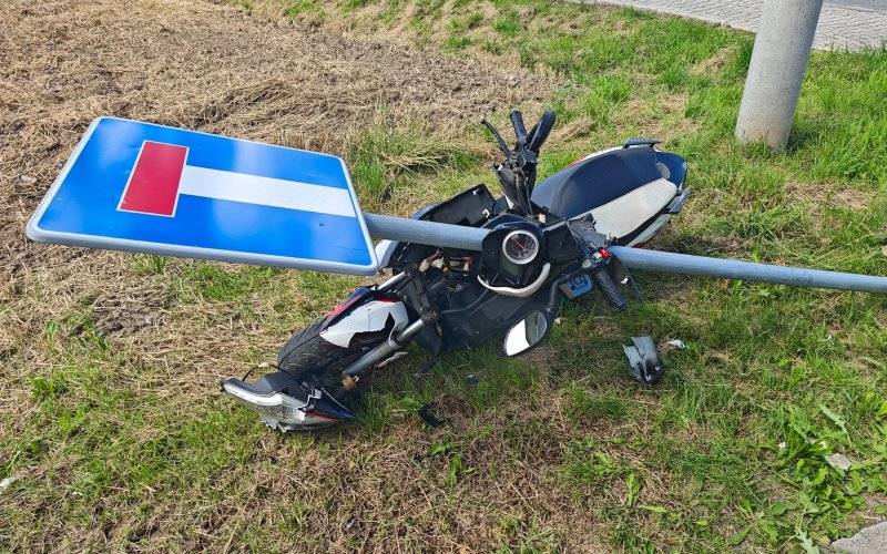 Nietrzeźwy kierowca skutera uderzył w znak drogowy