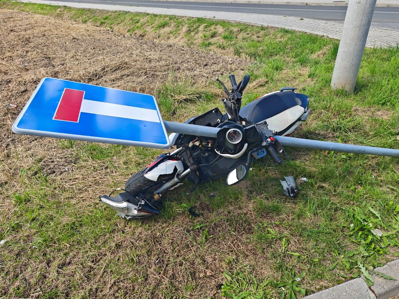 Nietrzeźwy kierowca skutera uderzył w znak drogowy
